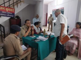 समाधान दिवस के अवसर पर एसएसपी मिर्जापुर एवं डीएम ने सुनी लोगों की समस्याएं