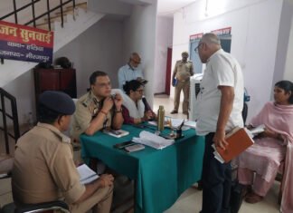 समाधान दिवस के अवसर पर एसएसपी मिर्जापुर एवं डीएम ने सुनी लोगों की समस्याएं