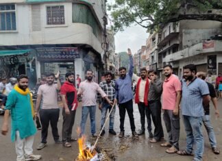 वैश्य समाज के लोगों ने ऊर्जा मंत्री का फूंका पुतला बनिया समाज मंत्री के बयान से हुआ आग बबूला, मिर्जापुर