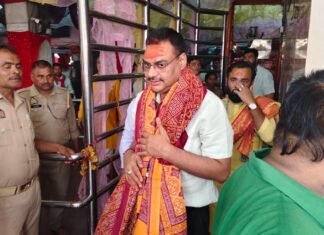 मिर्ज़ापुर के नए डीएम पवन कुमार गंगवार ने मां विंध्यवासिनी का किया दर्शन पूजन
