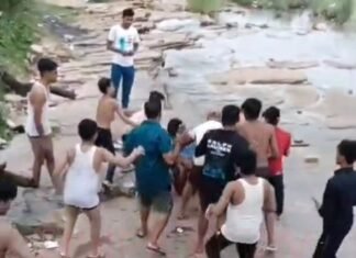 मिर्जापुर_ बोकरिया फॉल पर पिकनिक मनाने गए सैलानियों ने की शोहदे की पिटाई