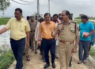 मीरजापुर,गंगा नदी के बढ़ते जल स्तर को देखते हुए आलाधिकारियों ने प्रभावित क्षेत्रों का किया दौरा