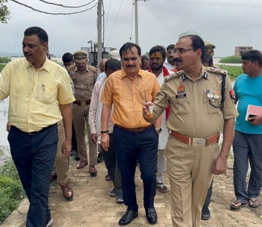 मीरजापुर,गंगा नदी के बढ़ते जल स्तर को देखते हुए आलाधिकारियों ने प्रभावित क्षेत्रों का किया दौरा