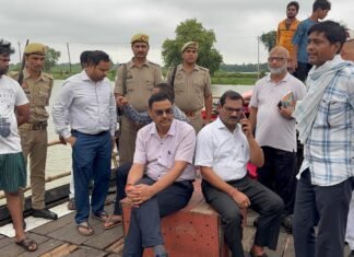 मीरजापुर,बाढ़ के पानी में डूब रहे व्यक्ति की डीएम मिर्जापुर ने बचाई जान