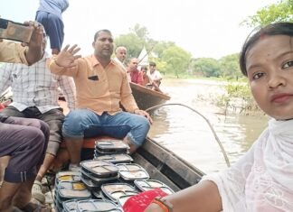 मिर्जापुर में बाढ़ पीड़ितों के लिए युद्ध स्तर पर तैयारी, 11000 से ज्यादा लंच पैकेट बांटे गए