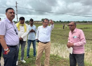 जिलाधिकारी ने बाढ़ग्रस्त ग्राम अकोढ़ी व बल्लीपुरवा का किया निरीक्षण