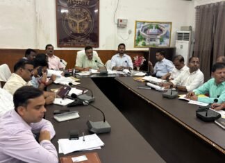 बैंकर्स द्वारा प्रीमीयम जमा करने की कार्यवाही न करने पर एफ0आई0आर0 दर्ज कर होगी कार्यवाही -जिलाधिकारी