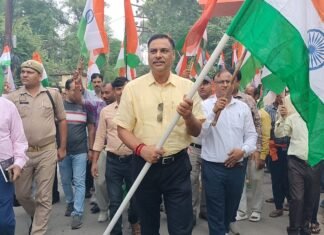 जिलाधिकारी ने हरी झण्डी दिखाकर रैली को रवाना करते हुए स्वंय भी हुए शामिल
