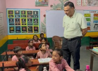 जिलाधिकारी ने प्राथमिक विद्यालय डोमनपुर विकास खण्ड सीखड़ का किया निरीक्षण