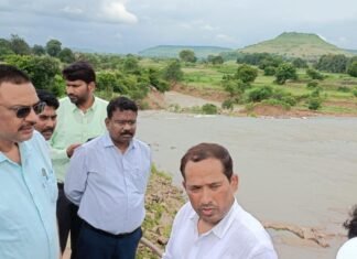 अहरौरा पहुंच कर जिलाधिकारी ने बाढ़ का किया निरीक्षण