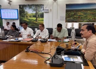 नई सड़को के निर्माण व फैमिली आइडी की अपेक्षित प्रगति न आने पर कार्य में तेजी लाते हुए कराएं पूर्ण -मण्डलायुक्त