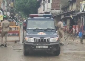 दूधनाथ तिराहे से विंध्याचल मंदिर जाने का रास्ता बंद सड़क पर आया बाढ़ का पानी, मिर्जापुर