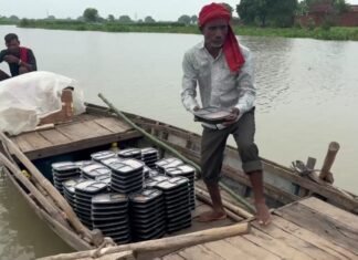 बाढ़ पीड़ितों को दी जाने वाली लंच पैकेट में पूड़ीयों की संख्या बढ़ाने का मण्डलायुक्त ने दिया निर्देश ,मिर्जापुर