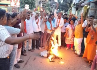 प्रधानमंत्री की मां को गाली देने के मामले में मिर्जापुर के भाजपाईयो ने राहुल गांधी का फूंका पुतला