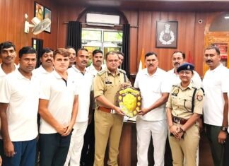 वरिष्ठ पुलिस अधीक्षक मीरजापुर द्वारा उप विजेता टीम का उत्साहवर्धन किया गया