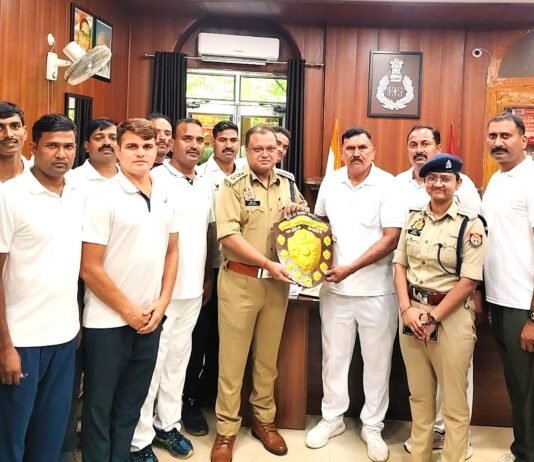 वरिष्ठ पुलिस अधीक्षक मीरजापुर द्वारा उप विजेता टीम का उत्साहवर्धन किया गया