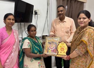 महिला सफाई कर्मी ने लावारिस बच्चे को पहुंचाया अस्पताल, डीएम मिर्जापुर ने किया पुरस्कृत