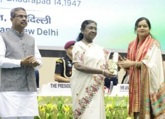 पीएम श्री कम्पोजिट विद्यालय रानी कर्णावती मिर्जापुर की प्रधानाध्यापिका राष्ट्रपति से हुई सम्मानित