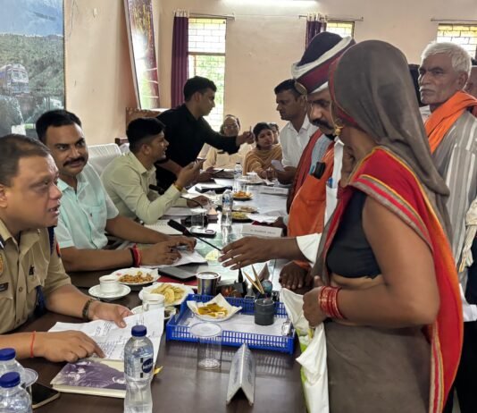 तहसील लालगंज में जिलाधिकारी के समक्ष प्राप्त 138 प्रार्थना पत्रों में से मौके पर 14 का किया गया निस्तारण