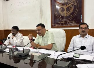 मिर्जापुर जिलाधिकारी पवन कुमार गंगवार ने 14 अधिकारियों का वेतन रोक देने का दिया निर्देश