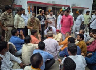 मिर्जापुर में भाजपा के कई दिग्गज नेता कटरा कोतवाली पर बैठे धरने पर
