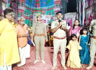 रामलीला देख रही महिलाओं को मिर्जापुर पुलिस ने रामलीला मंच से ही किया जागरूक