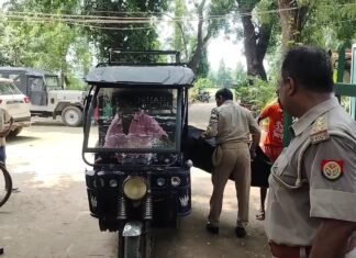 मिर्जापुर के ग्राम बेलहरा में मजदूरों से भरी पिकअप पलटी, मजदूरों को भेजा गया ट्रामा सेंटर