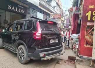 गलत साइड से आई स्कॉर्पियो ने लगाया जाम, छठ पूजा पर लोगों को झेलनी पड़ी भारी परेशानी