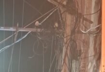 अवैध तरीके से खंभों पर निजी इंटरनेट व एंटिना के केबल बिछा कर दुर्घटना को दे रहे दावत