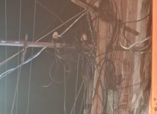 अवैध तरीके से खंभों पर निजी इंटरनेट व एंटिना के केबल बिछा कर दुर्घटना को दे रहे दावत