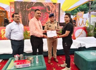 समाज के लिए अच्छा काम करने वाली महिलाओं को डीएम एसपी ने किया पुरस्कृत मिर्जापुर
