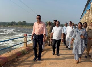 जिलाधिकारी ने सिरसी व अहरौरा बांध का निरीक्षण कर वाटर लेबल के बारे में ली जानकारी