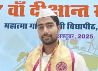 कृषक पी.जी. कॉलेज, मिर्जापुर के छात्र विकाश पटेल राज्यपाल के हाथों हुए सम्मानित