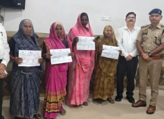 मिर्जापुर में महिलाओं को वितरित किया गया निशुल्क खतौनी