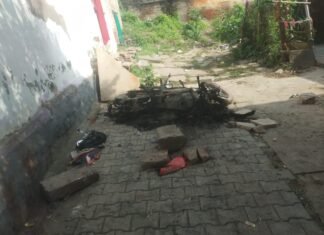 कटरा कोतवाली क्षेत्र में संदिग्ध हालत में जली हुई बाइक मिली, इलाके में फैली सनसनी