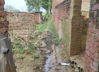 मुख्य गली गंदे पानी से लबालब, ग्रामीणों में आक्रोश