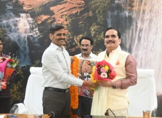 निवर्तमान मण्डलायुक्त का आयुक्त कार्यालय सभागार में किया गया भव्य विदाई