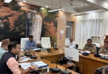 विंध्याचल मण्डलायुक्त की बैठक में तीनों जनपदों के उच्च अधिकारी रहे मौजूद