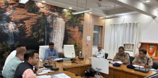 विंध्याचल मण्डलायुक्त की बैठक में तीनों जनपदों के उच्च अधिकारी रहे मौजूद