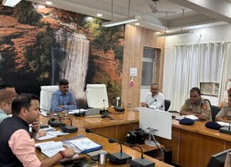 विंध्याचल मण्डलायुक्त की बैठक में तीनों जनपदों के उच्च अधिकारी रहे मौजूद