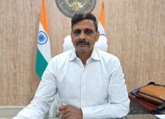 कार्यालयो में अधिकारी पूर्वान्ह 10 बजे निर्धारित समय पर पहुॅंचे-नवागत मण्डलायुक्त