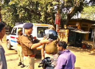 मिर्जापुर पुलिस का अनोखा पहल सुरक्षित यात्रा के लिए पहनाए गए हेलमेट
