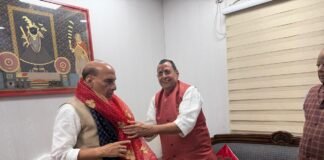 विधायक ने रक्षा मंत्री को दी मां विंध्यवासिनी का प्रसाद और ‘अशोका स्वीट्स’ की मिठाई