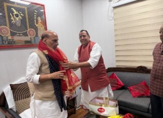 विधायक ने रक्षा मंत्री को दी मां विंध्यवासिनी का प्रसाद और ‘अशोका स्वीट्स’ की मिठाई