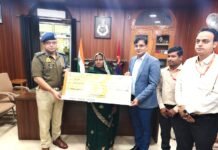 मिर्जापुर में दिवंगत पुलिस कर्मियों के परिजनों को वरिष्ठ पुलिस अधीक्षक में 40 लाख रुपए का चेक प्रदान किया