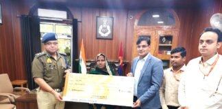 मिर्जापुर में दिवंगत पुलिस कर्मियों के परिजनों को वरिष्ठ पुलिस अधीक्षक में 40 लाख रुपए का चेक प्रदान किया