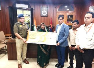 मिर्जापुर में दिवंगत पुलिस कर्मियों के परिजनों को वरिष्ठ पुलिस अधीक्षक में 40 लाख रुपए का चेक प्रदान किया