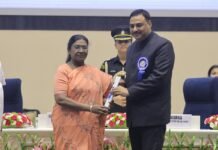 जिलाधिकारी पवन कुमार गंगवार ने महामहिम राष्ट्रपति से ग्रहण किया अवार्ड