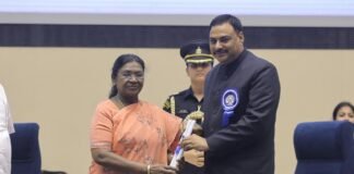 जिलाधिकारी पवन कुमार गंगवार ने महामहिम राष्ट्रपति से ग्रहण किया अवार्ड