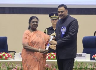 जिलाधिकारी पवन कुमार गंगवार ने महामहिम राष्ट्रपति से ग्रहण किया अवार्ड